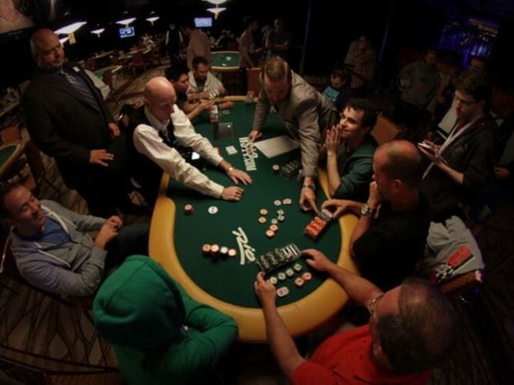 how many players can play texas holdem with one deck